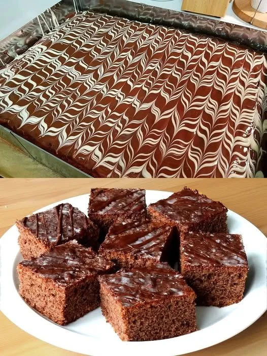 Saftiger Gewürzkuchen auf einem Teller, dekoriert mit Gewürzen und Puderzucker.