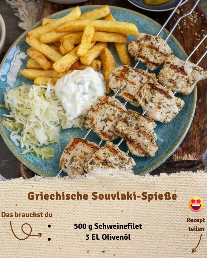 Griechische Souvlaki-Spieße gegrillt und serviert mit frischem Gemüse