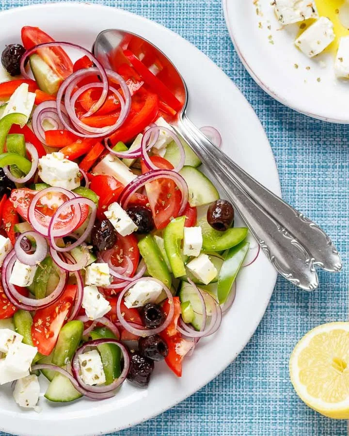 Griechischer Bauernsalat mit frischem Gemüse und Feta auf einem Teller
