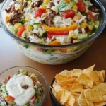 Leckere Gyrosschichtsalat mit frischen Zutaten und würzigem Dressing