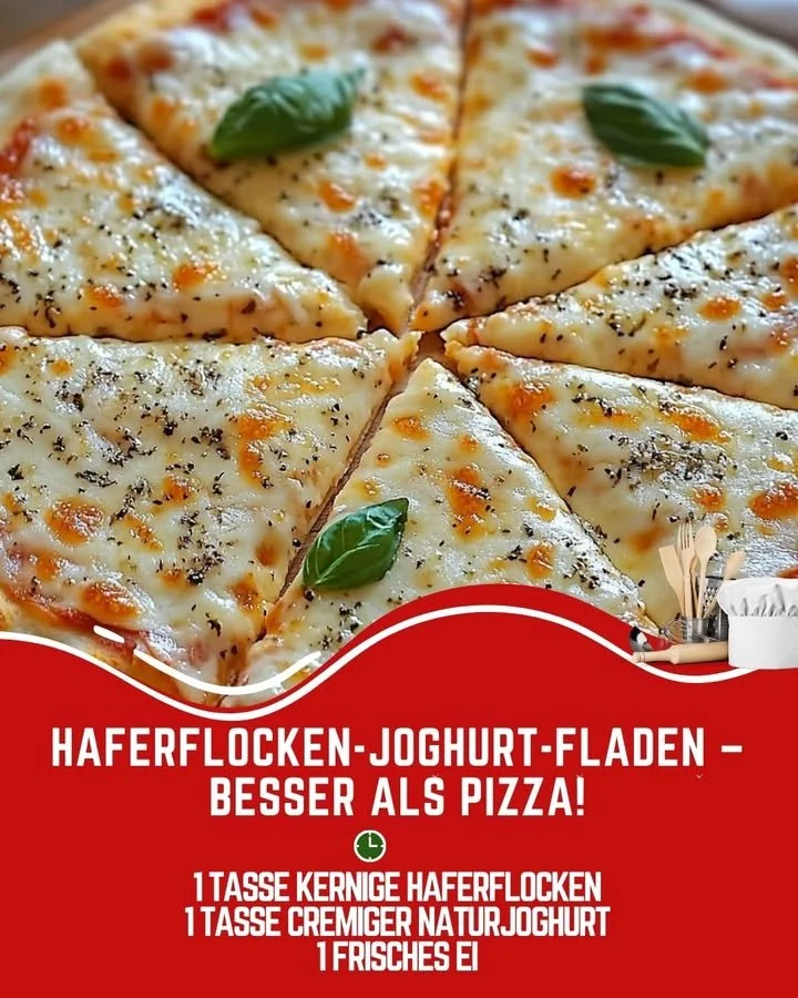 Haferflocken-Joghurt-Fladen auf einem Teller, garniert mit frischen Zutaten.