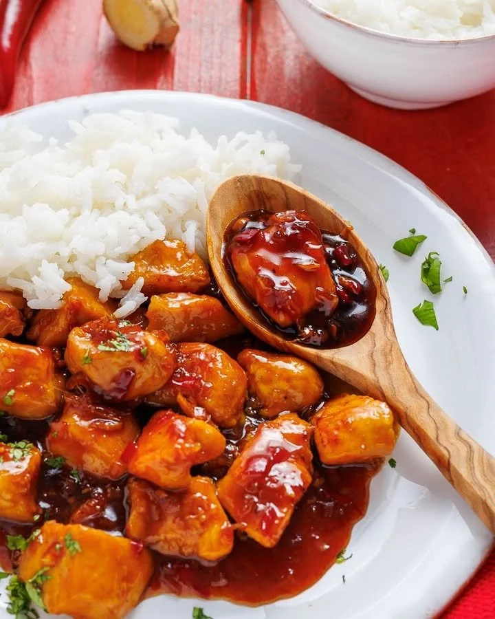 Hähnchen Teriyaki mit Gemüse und Sauce auf einem Teller