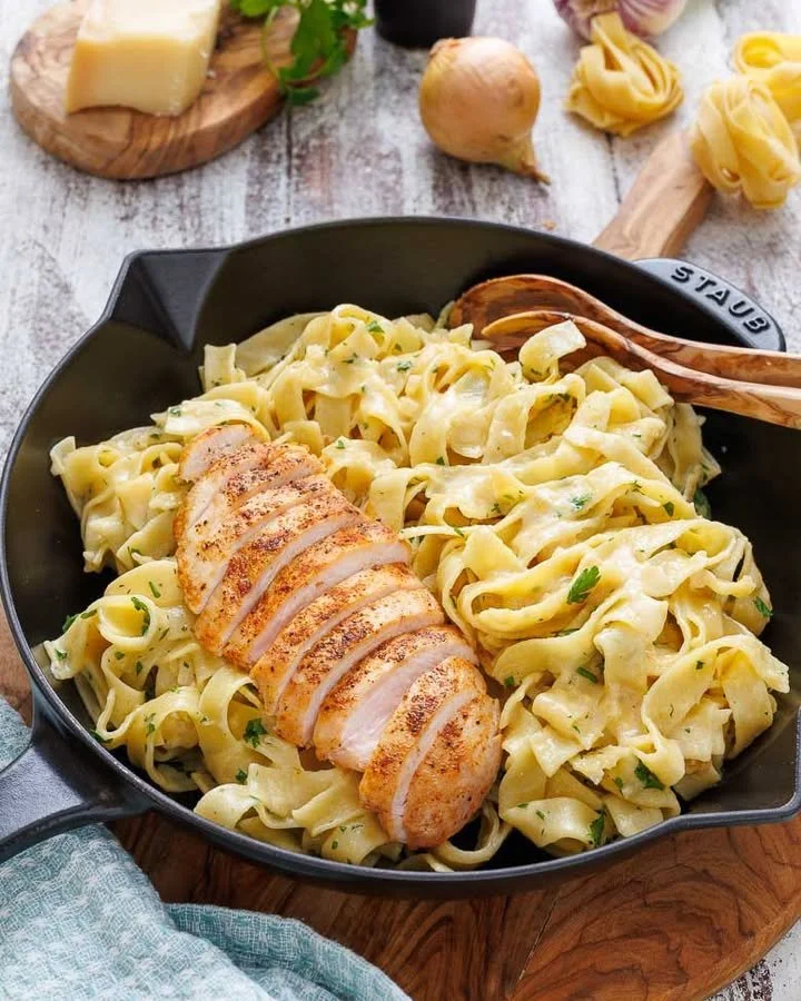 Hühnchen Alfredo Pasta mit cremiger Sauce und frischem Gemüse