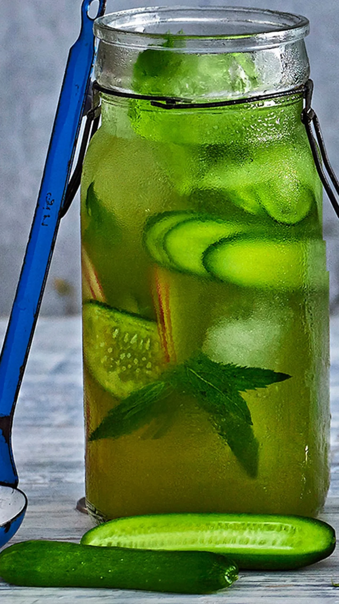 Erfrischendes Iced Matcha Getränk mit Gurke