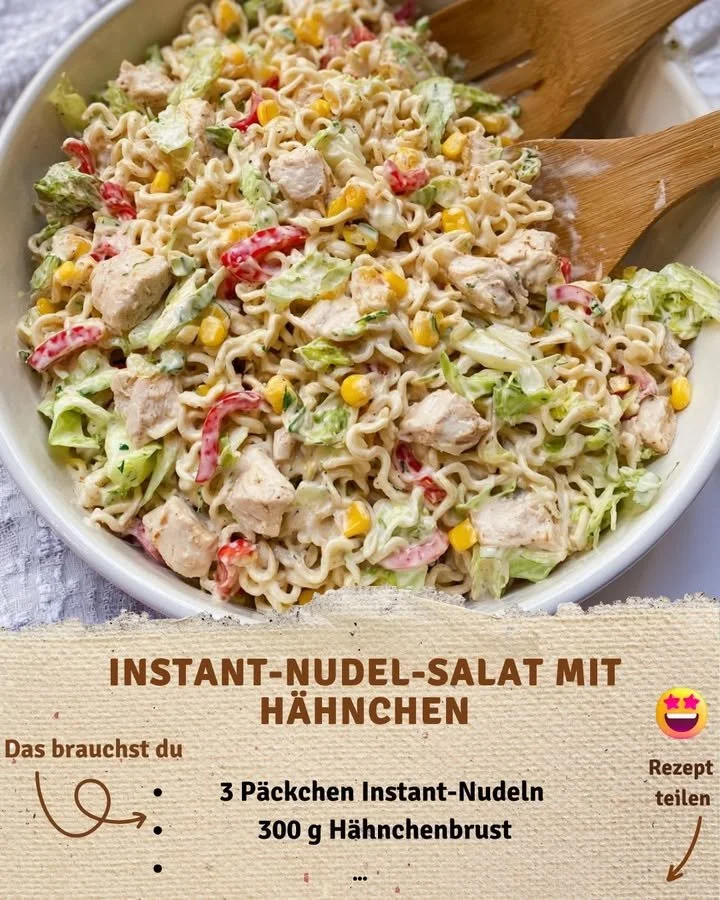 Leckerer Instant-Nudel-Salat mit Hähnchen in einer Schüssel serviert.