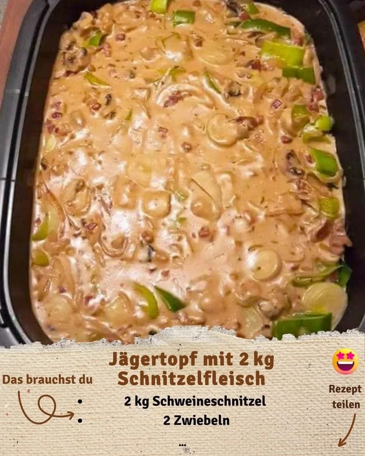 Jägertopf mit Fleisch und Gemüse in einer herzhaften Soße serviert.