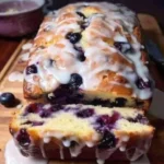 Saftiger Joghurtkuchen mit frischen Heidelbeeren auf einem Teller