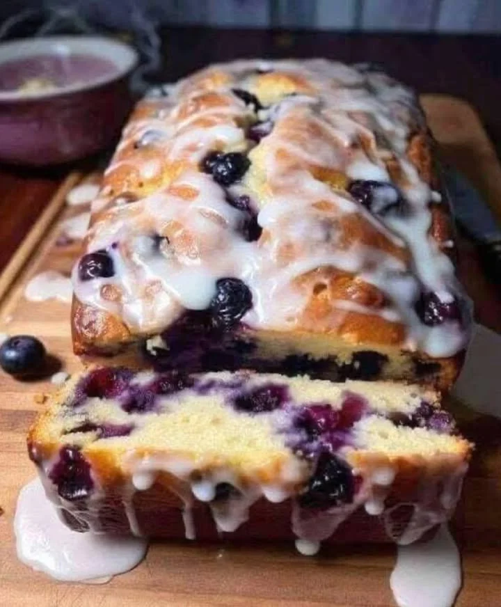 Saftiger Joghurtkuchen mit frischen Heidelbeeren auf einem Teller