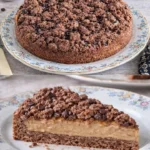 Leckerer Kaffeekrümelkuchen auf einem Teller mit Kaffeetasse