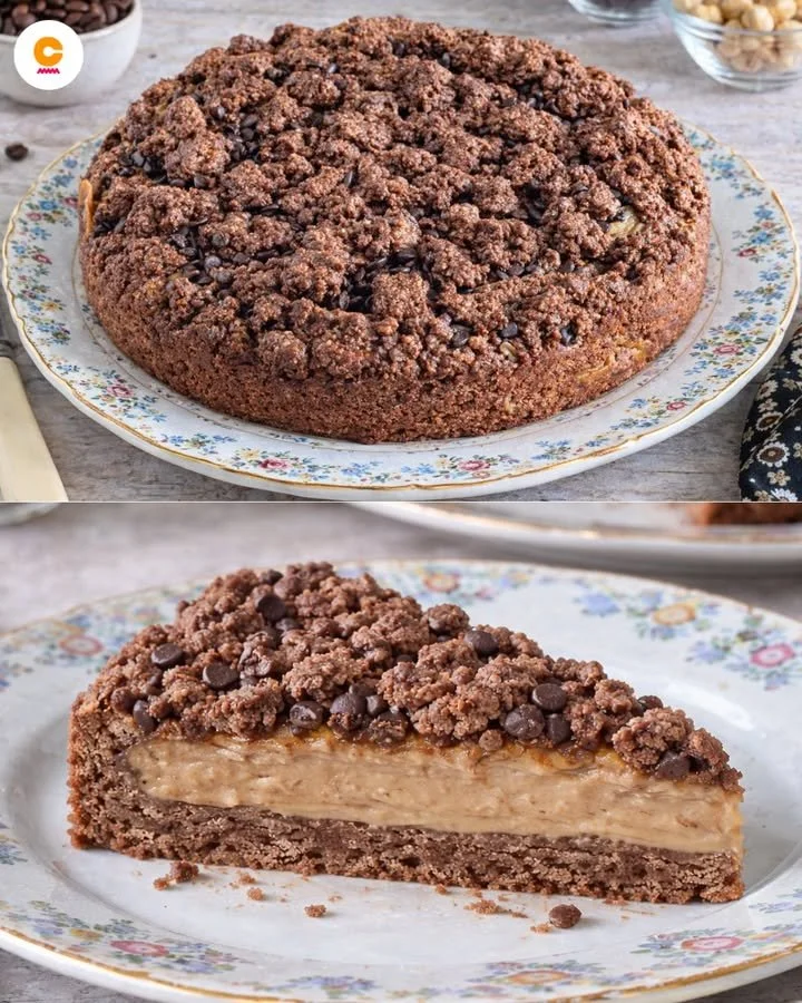 Leckerer Kaffeekrümelkuchen auf einem Teller mit Kaffeetasse