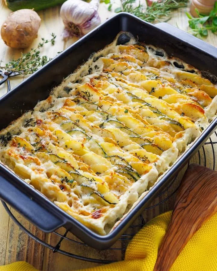 Leckere Kartoffel-Zucchini-Auflauf mit frischen Zutaten im gebackenen Gericht