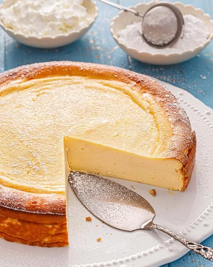 Leckerer Käsekuchen ohne Boden, serviert auf einem eleganten Teller