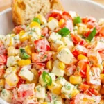 Frischer knackiger Paprika-Mais-Salat mit buntem Gemüse