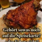Köstliche Schweinshaxe mit knuspriger Kruste, serviert mit Sauerkraut und Püree.