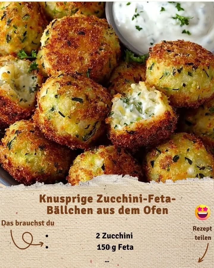 Knusprige Zucchini-Feta-Bällchen frisch aus dem Ofen, serviert auf einem Teller.