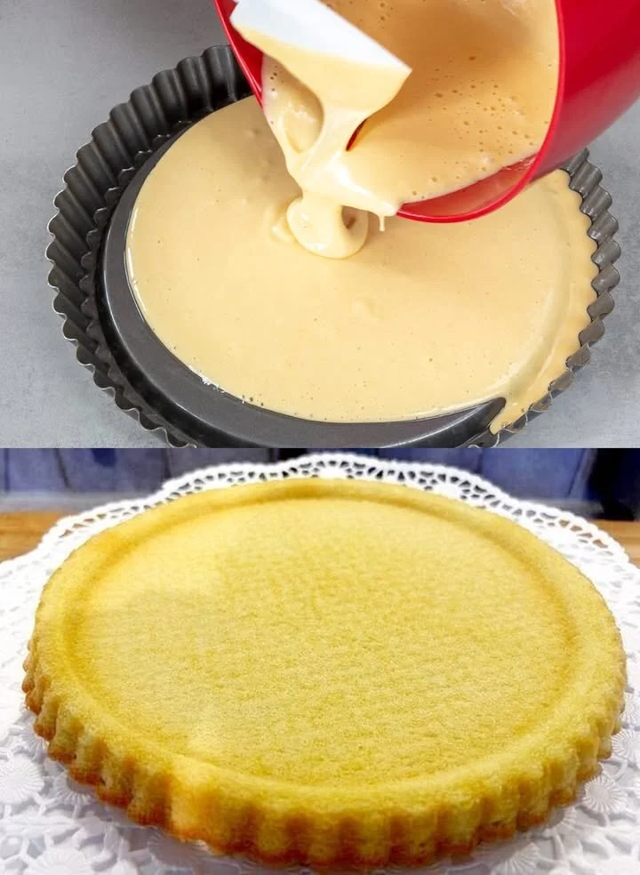 Schmackhafter Löffelkuchen auf einem Teller, dekoriert mit Früchten.