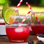 Erfrischende Margarita mit Brombeeren in einem eleganten Glas.