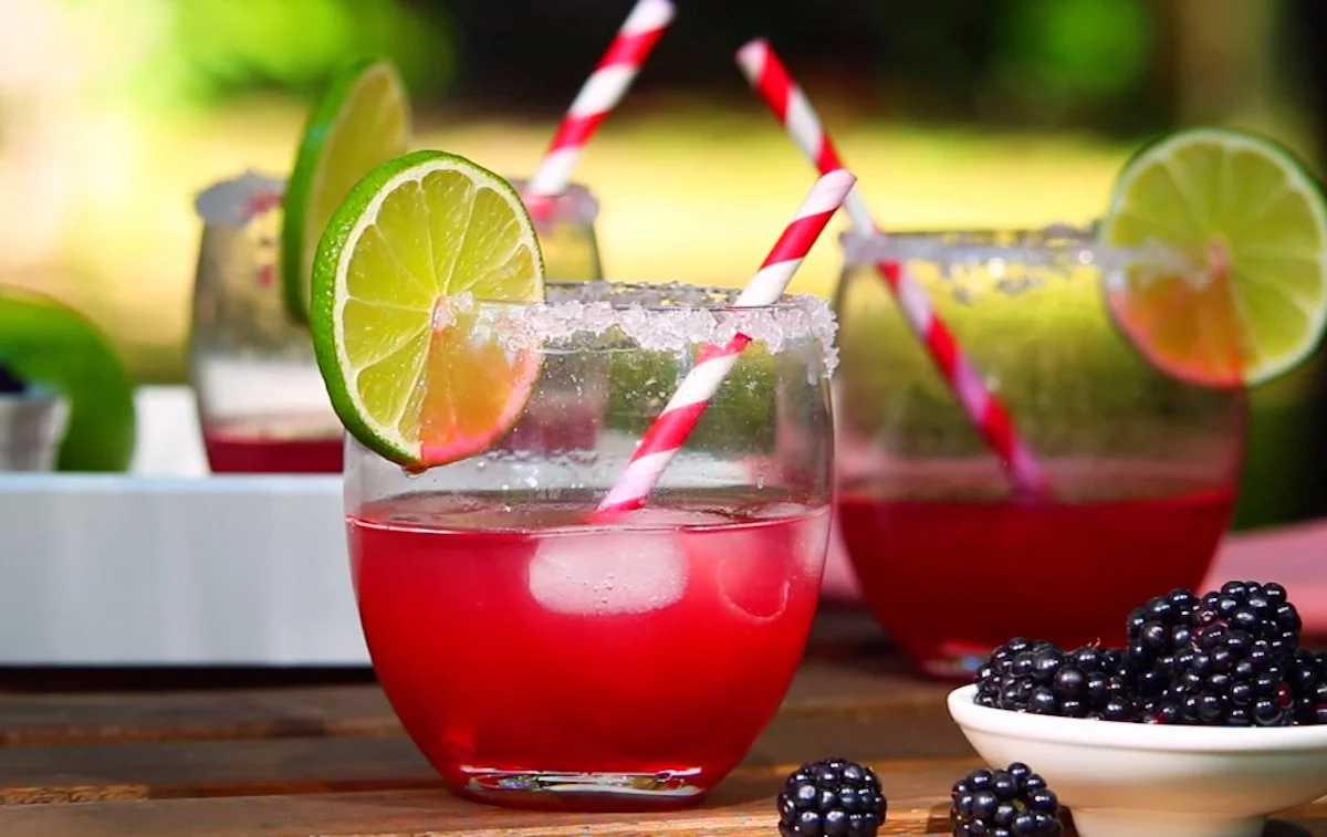 Erfrischende Margarita mit Brombeeren in einem eleganten Glas.