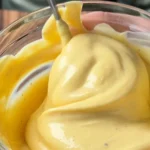 Hausgemachte Mayonnaise in einer Schüssel, frisch zubereitet mit natürlichen Zutaten.