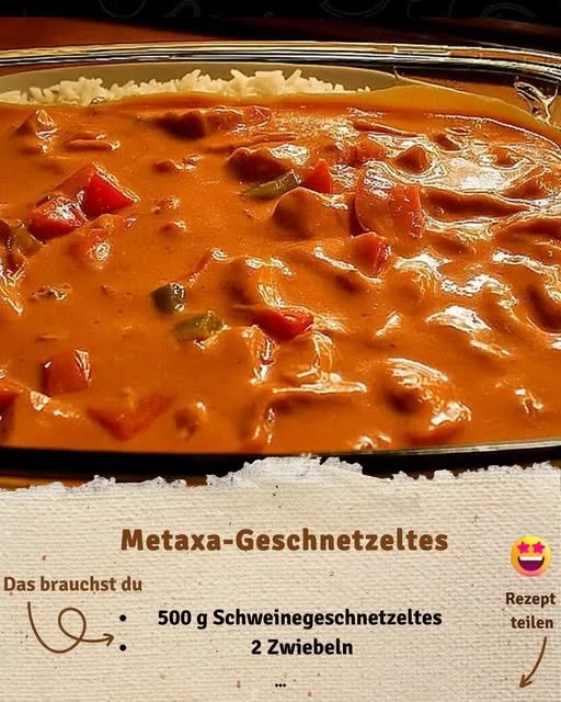 Gericht Metaxa-Geschnetzeltes mit Beilagen in einem eleganten Restaurant