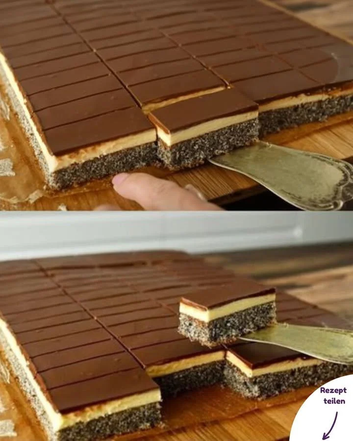 Mohnkuchen mit Vanillecreme auf einem Teller, dekoriert mit Puderzucker