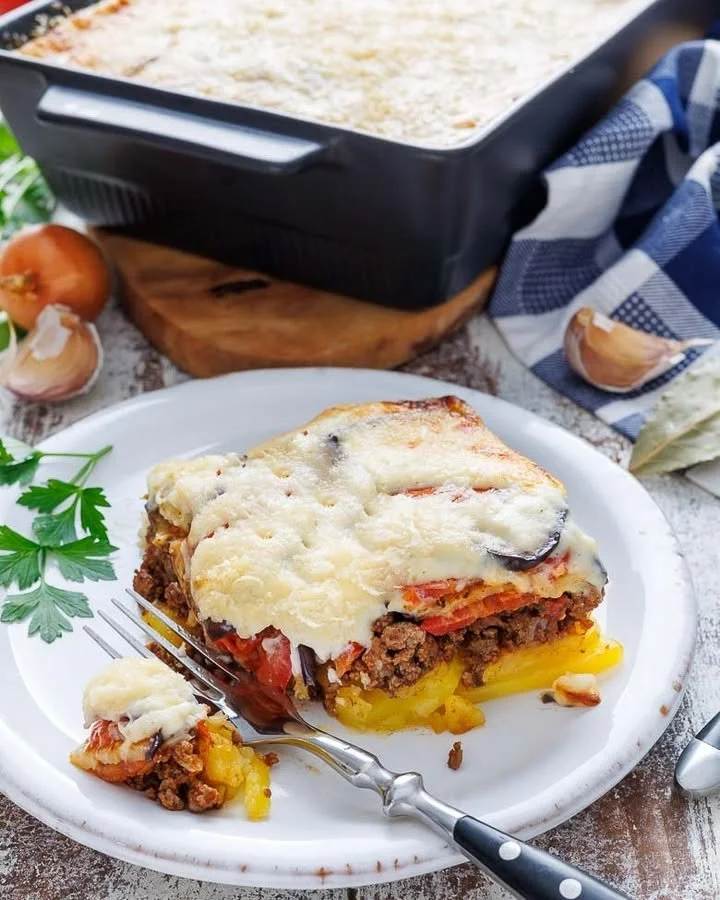 Authentische griechische Moussaka, schichtweise Zucchini, Auberginen und Hackfleisch