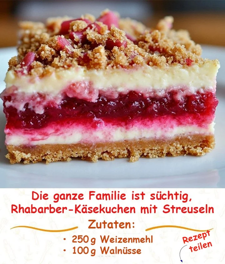 Rhabarber-Cheesecake mit knusprigem Crumble auf einem Teller serviert