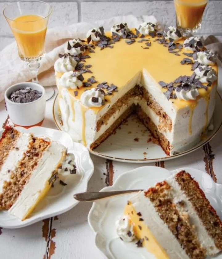 Nuss-Eierlikör-Torte mit köstlicher Füllung und dekorativer Garnierung