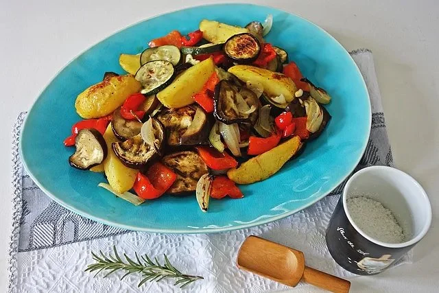 Ofengemüse mit Kartoffeln frisch aus dem Ofen, lecker und gesund zubereitet.