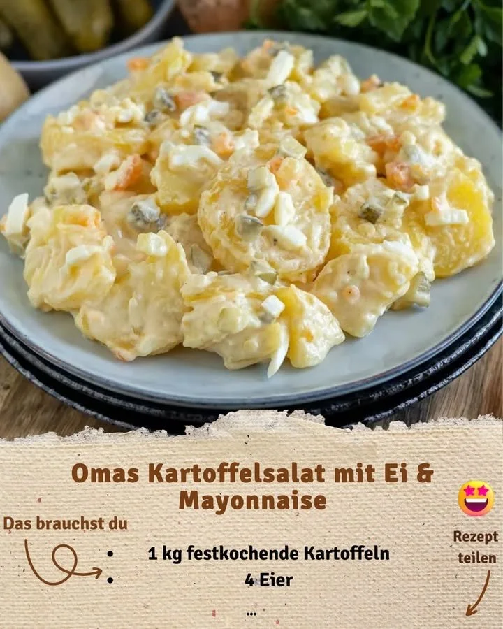 Omas Kartoffelsalat mit Ei und Mayonnaise in einer Schüssel