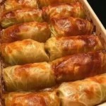 Omas Kohlrouladen auf einem Teller, gefüllt mit Fleisch und Gewürzen