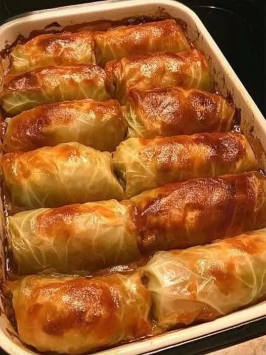 Omas Kohlrouladen auf einem Teller, gefüllt mit Fleisch und Gewürzen
