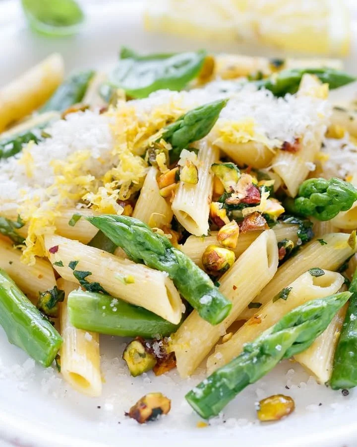 Pasta mit grünem Spargel, frisch zubereitet mit aromatischen Zutaten.