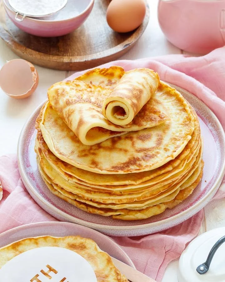 Leckere Pfannkuchen auf einem Teller, einfach zu machen und perfekt für jeden Anlass.