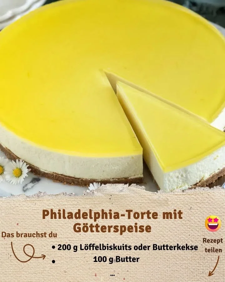 Philadelphia-Torte mit Götterspeise auf einem Teller serviert
