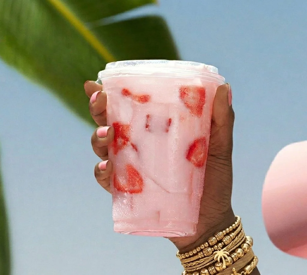 Erfrischendes Pink Drink Rezept in einem Glas mit bunten Früchten