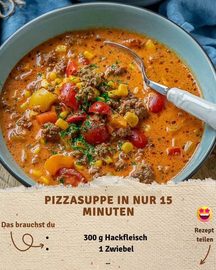 Eine köstliche Pizzasuppe in einer Schüssel, schnell und einfach zubereitet.