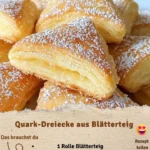 Quark-Dreiecke aus Blätterteig auf einem Teller, frisch gebacken und appetitlich angerichtet.