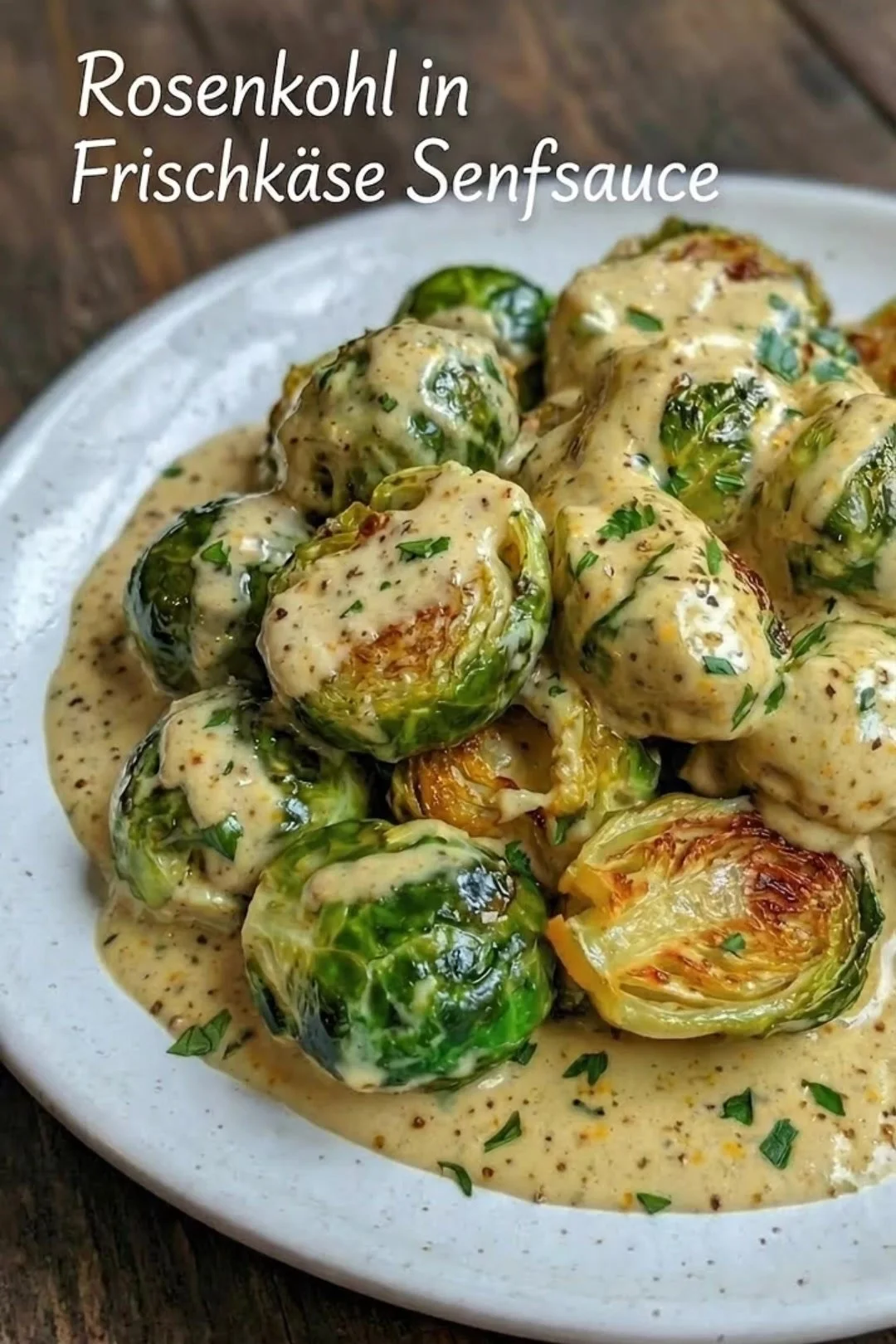 Rosenkohl in cremiger Frischkäse-Senfsauce auf einem Teller angerichtet