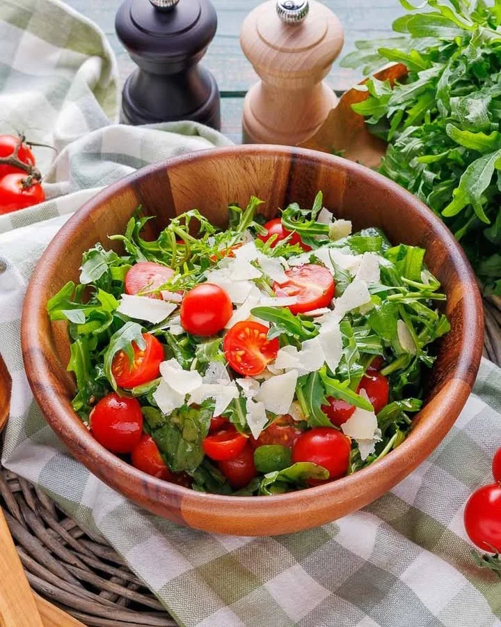 Rucola-Salat mit frischen Tomaten und Dressing, gesundes Rezept.
