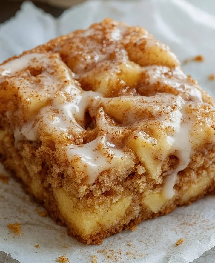 Saftiger Zimtschnecken-Apfelkuchen mit Zimt und Äpfeln