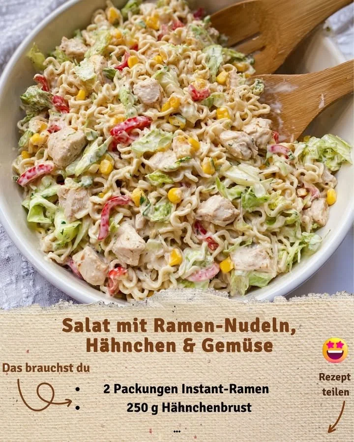 Salat mit Ramen-Nudeln, Hähnchen und buntem Gemüse auf einem Teller