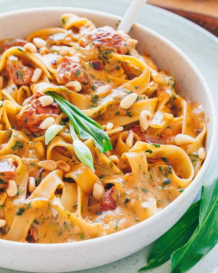 Schnelle Bärlauch-Nudeln mit frischen Kräutern und Pasta
