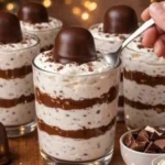 Schnelles und köstliches Schokoladendessert in einer Schüssel serviert