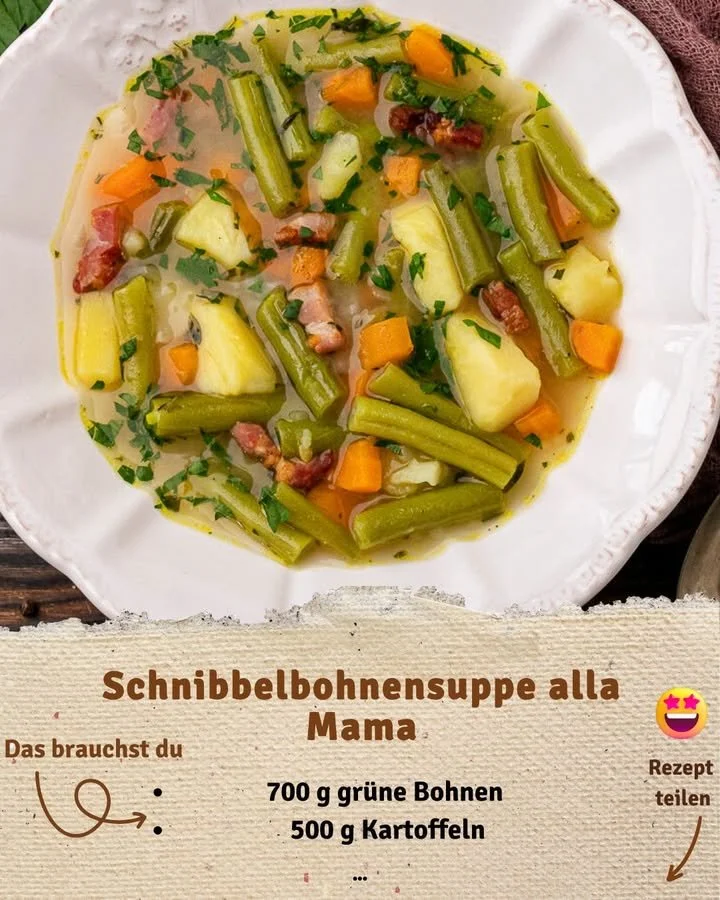 Schüssel mit frischer Schnibbelbohnensuppe alla Mama, garniert mit Kräutern.