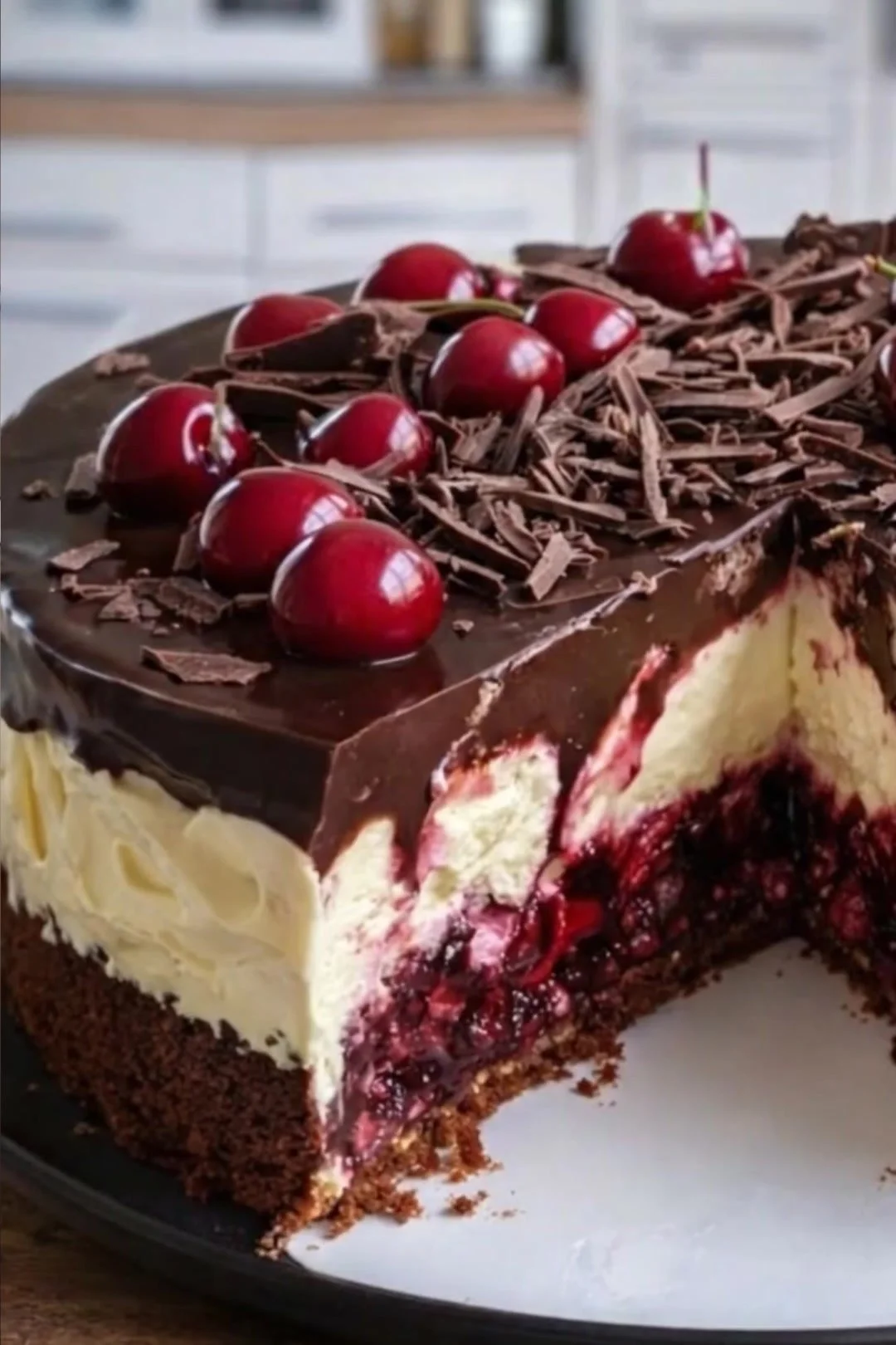 Schoko-Kirsch-Cremetorte mit Sahne und Kirschen auf einem Teller