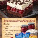 Schwarzwälder Blechkuchen mit Schokolade und Kirschen auf einem Blech