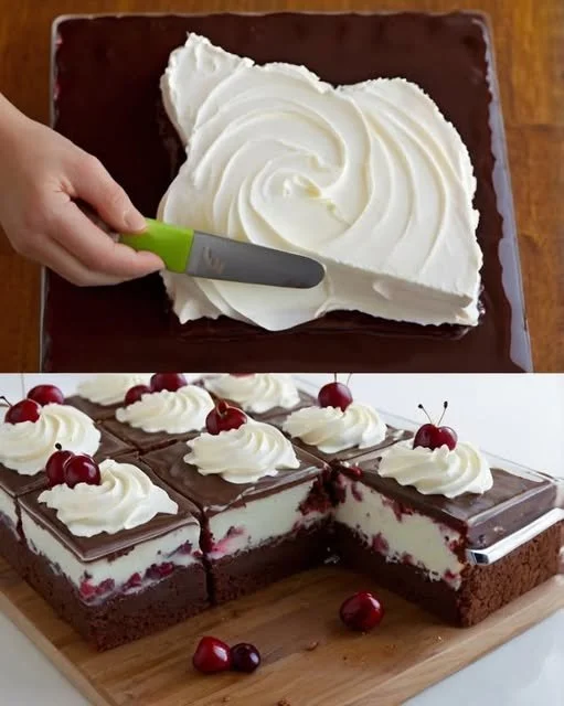 Schwarzwälder Puddingkuchen vom Blech mit Schokoladenüberzug und Kirschen