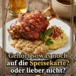 Schweinshaxe mit Sauerkraut und Kartoffelpüree auf einem Teller serviert.