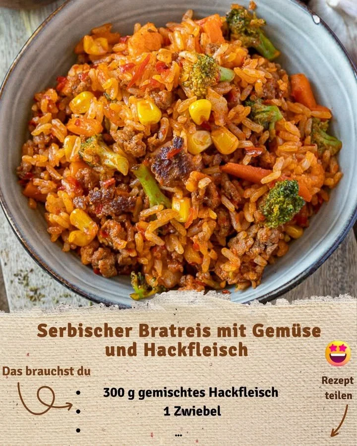 Serbischer Bratreis mit Gemüse und Hackfleisch auf einem Teller serviert